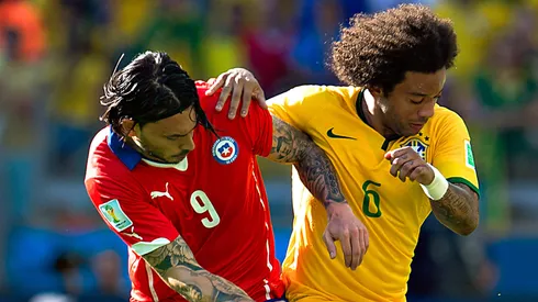 A Pinilla le tiritaron las piernas contra Brasil, literal.