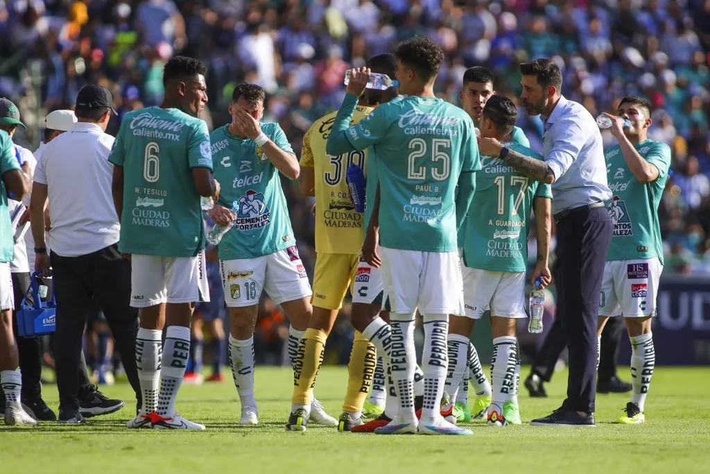 Jorge Bava dirigiendo a León. Foto: Imago