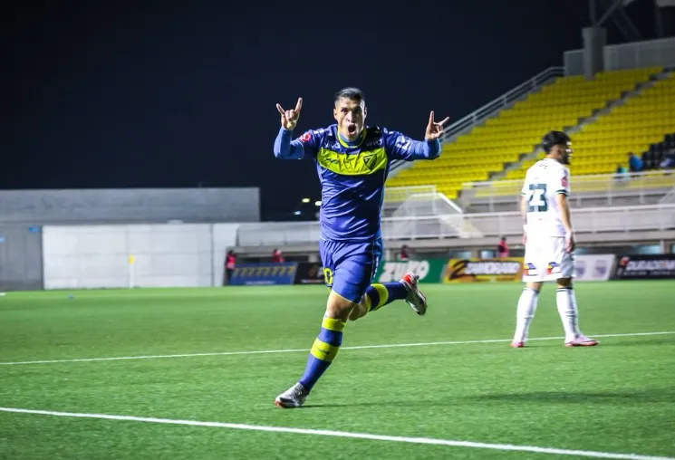 Gonzalo Tapia celebra uno de sus 21 goles en A.C. Barnechea.