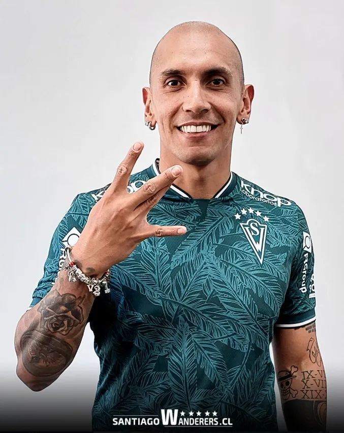 Víctor González Chang y el gesto inequívoco del Decano. (Foto: Santiago Wanderers).