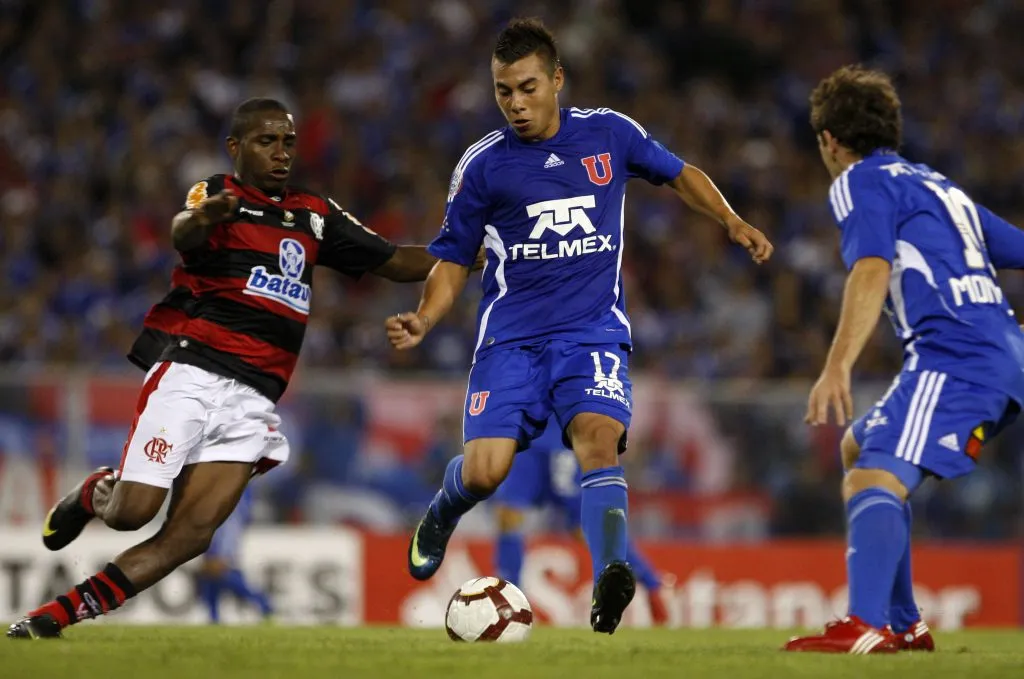 Eduardo Vargas en acción frente a Flamengo, club que se interesó en él. (ANDRES PINA/PHOTOSPORT).