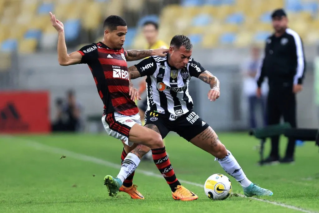 Eduardo Vargas ante Flamengo con la camiseta de Atlético Mineiro. (Buda Mendes/Getty Images).