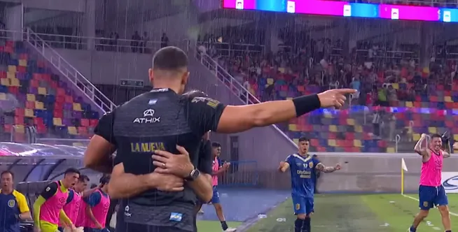 La imagen del abrazo cuando se consumó la victoria Canalla. (Captura Disney+).