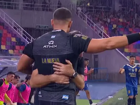 DT campeón en Chile se viraliza por... ¡abrazar al árbitro en el festejo!