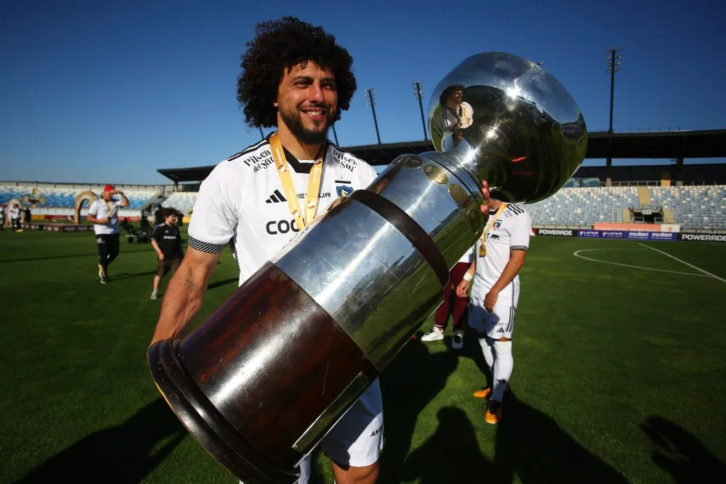 El Peluca Falcón festeja con la Supercopa 2024. (Jonnathan Oyarzun/Photosport).