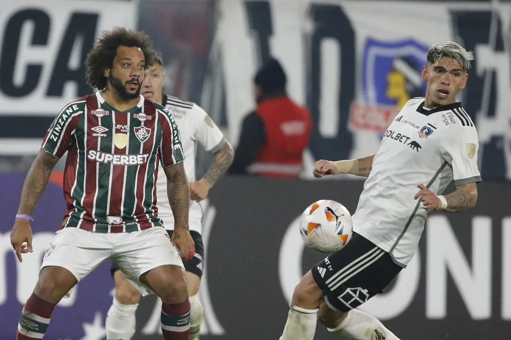 Marcelo en acción ante Colo Colo en el estadio Monumental. (Dragomir Yankovic/Photosport).