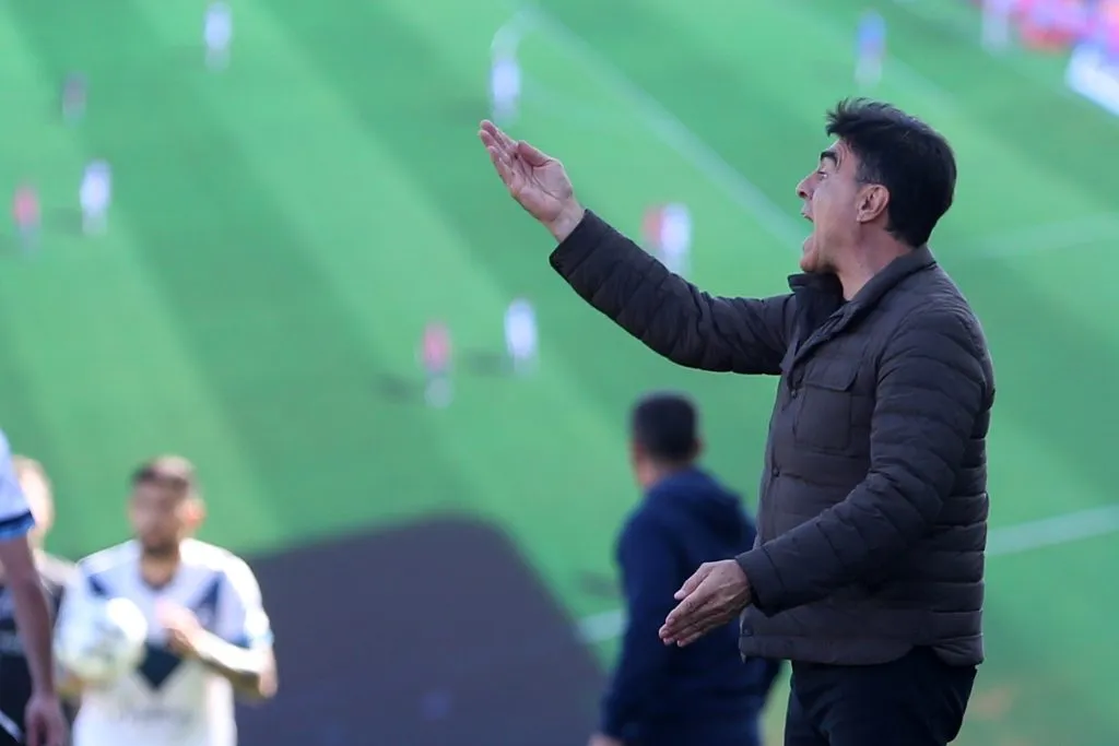 Gustavo Quinteros da indicaciones en Vélez Sarsfield. (Daniel Jayo/Getty Images).