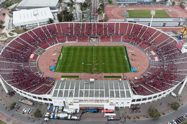 El Estadio Nacional será remodelado en varios sectores, incluida la cancha. Foto: Photosport.