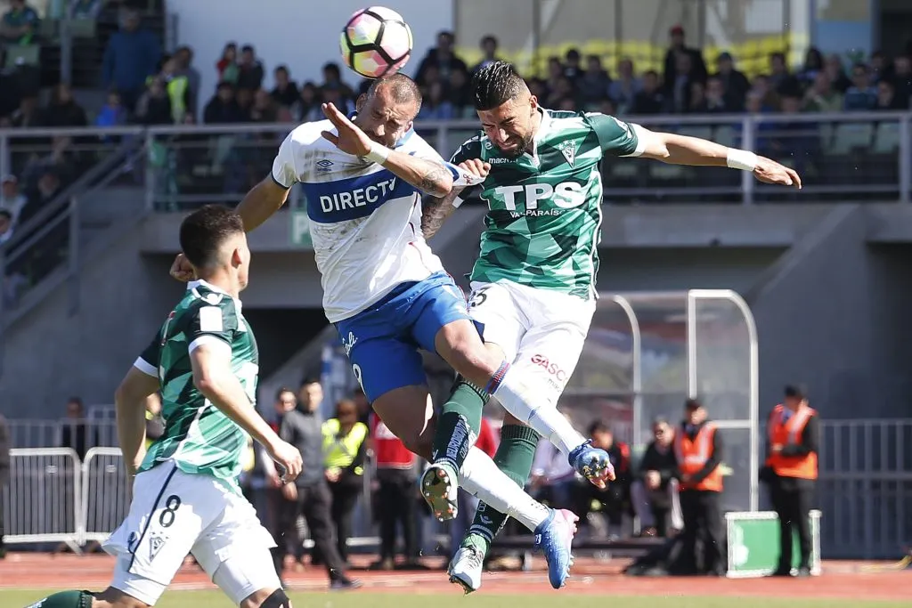 Andrés Robles disputa un balón aéreo con Santiago Silva. Por el momento, el polifuncional jugador no volverá al Decano. (Raul Zamora/Photosport).