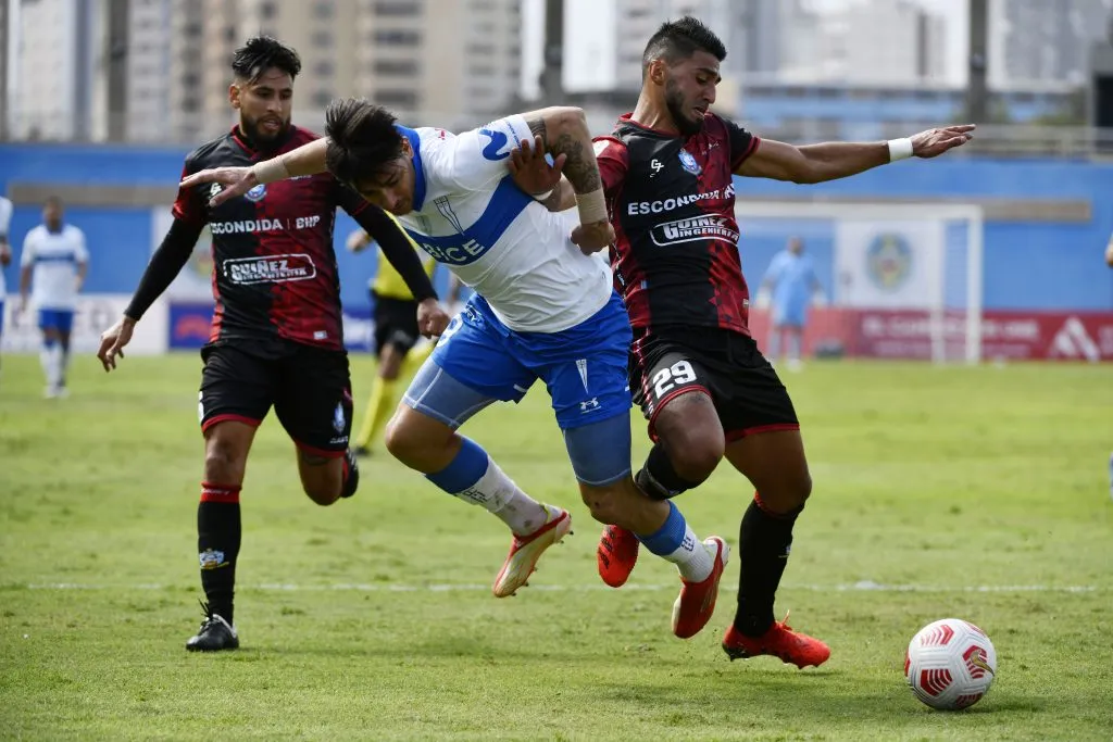 Andrés Robles en acción por Deportes Antofagasta ante Fernando Zampedri. (Pedro Tapia/Photosport).