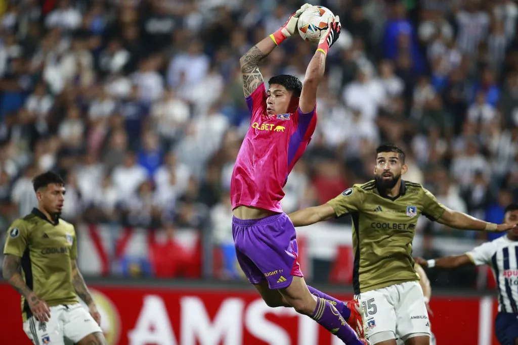 Brayan Cortés en acción por Colo Colo en la Copa Libertadores. (Daniel Apuy/Photosport).
