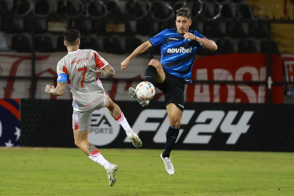 Benjamín Gazzolo en acción ante Estudiantes de La Plata. (Eduardo Fortes/Photosport).