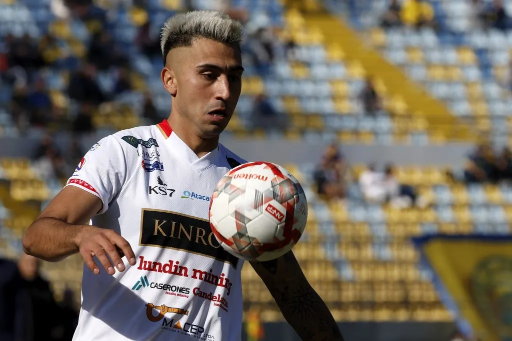 Byron Nieto en acción por Deportes Copiapó. (Andres Pina/Photosport).