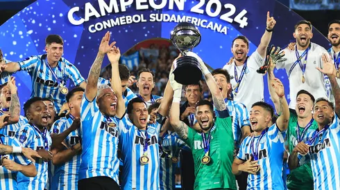 Arias levanta la Copa Sudamericana como capitán de Racing.