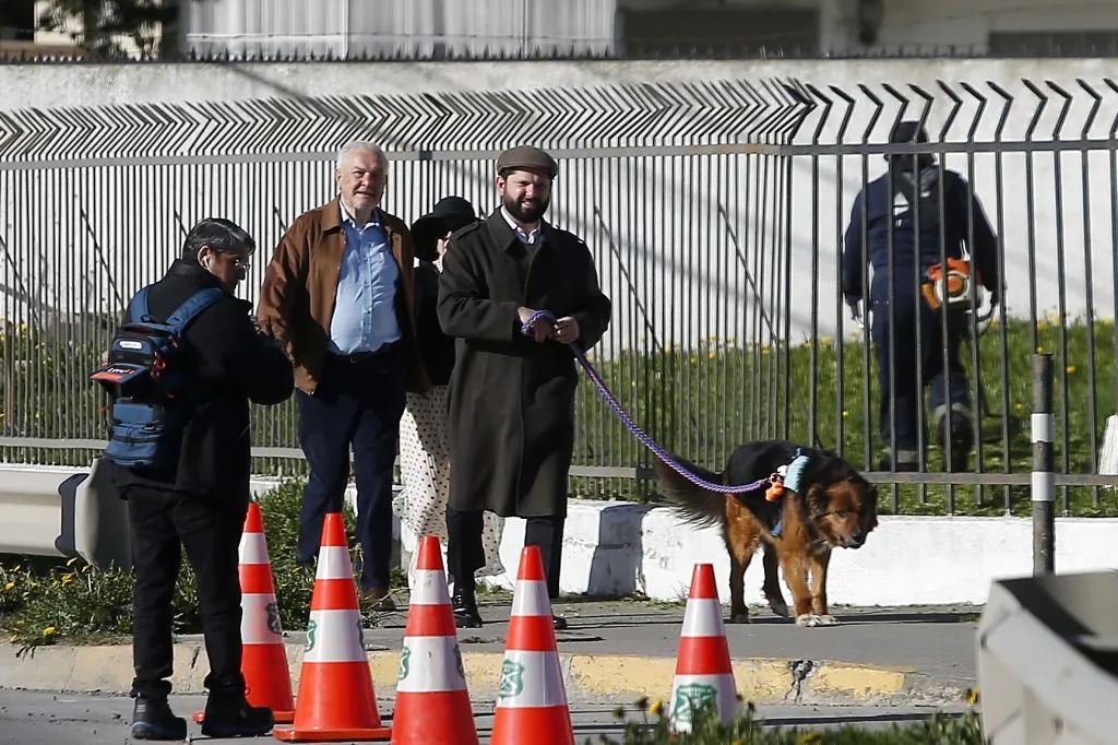 El Presidente Gabriel Boric y su mascota en las Elecciones de octubre de 2024 | Foto: Aton Chile