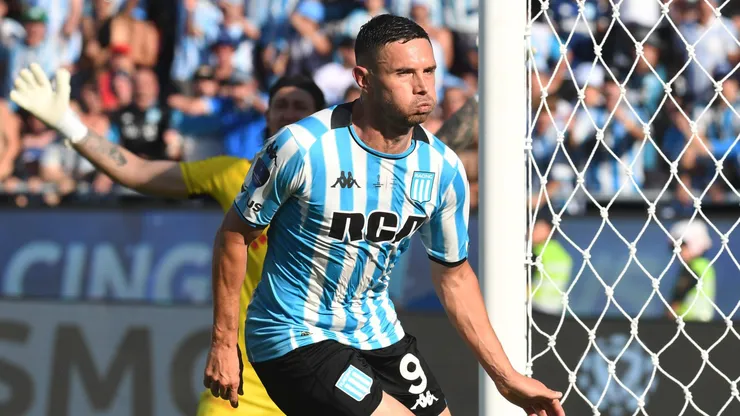 Racing celebró en Asunción.
