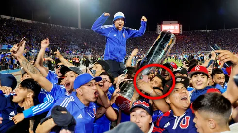 Poblete dio la vuelta olímpico repleto de hinchas a su alrededor.