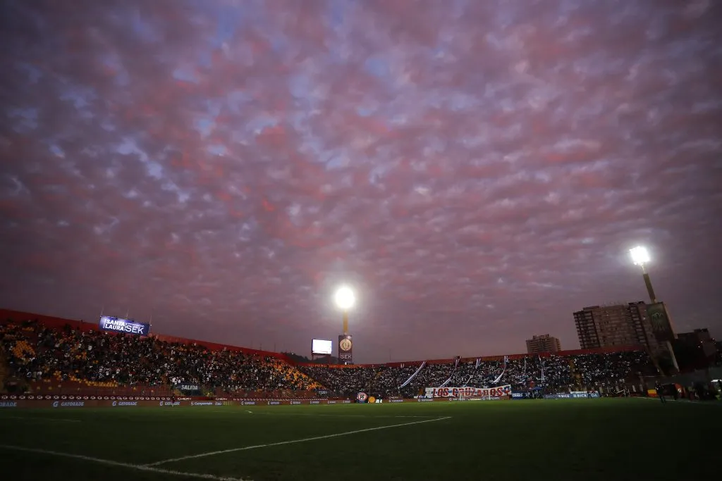 El Estadio Santa Laura está baneado de los torneos Conmebol por su pésima iluminación. | Foto: Photosport.