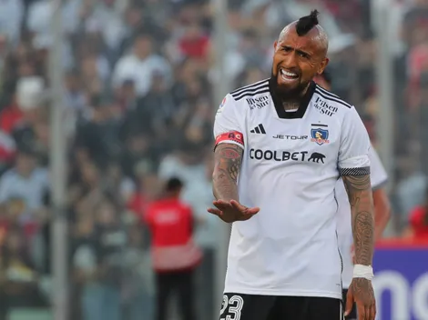 "Mis dos regalonas": Vidal luce los títulos ganados por Colo Colo