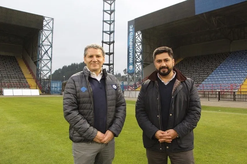 Jorge Correa (izquierda) dejaría Huachipato para arribar a Universidad de Chile. Foto: Municipalidad Talcahuano.