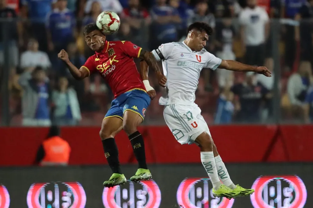 Ariel Uribe contra Fabián Hormazábal en U de Chile. Foto: Jonnathan Oyarzun/Photosport