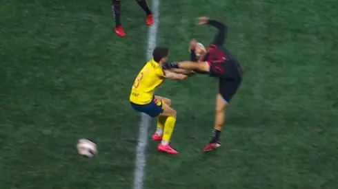 Diaz vio la roja por esta brutal patada