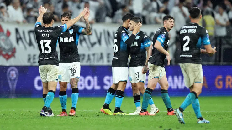 Los jugadores de Racing Club celebran tras el empate frente a Corinthians, en la semifinal de ida de la Copa CONMEBOL Sudamericana 2024.