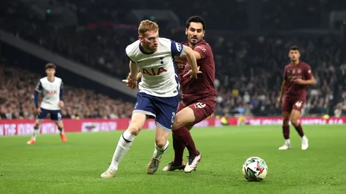 Dejan Kulusevski e İlkay Gündoğan en el partido entre Manchester City y Tottenham, en la EFL Cup 2024/25.