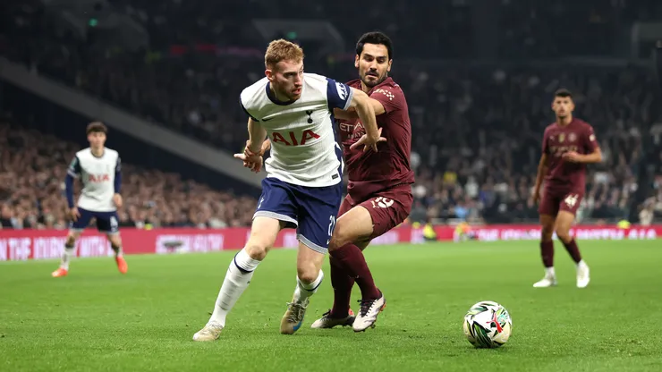 Dejan Kulusevski e İlkay Gündoğan en el partido entre Manchester City y Tottenham, en la EFL Cup 2024/25.