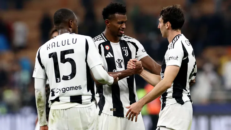 Juan Cabal, Pierre Kalulu y Andrea Cambiaso en el empate 4-4 entre Inter de Milan y Juventus, en la Serie A 2024/25.