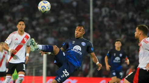 River e Independiente Rivadavia protagonizan pelea en Argentina.