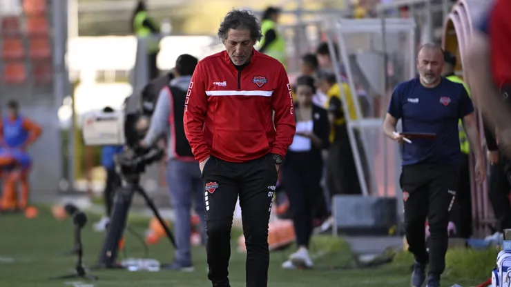 Un año duró el DT en Chillán.