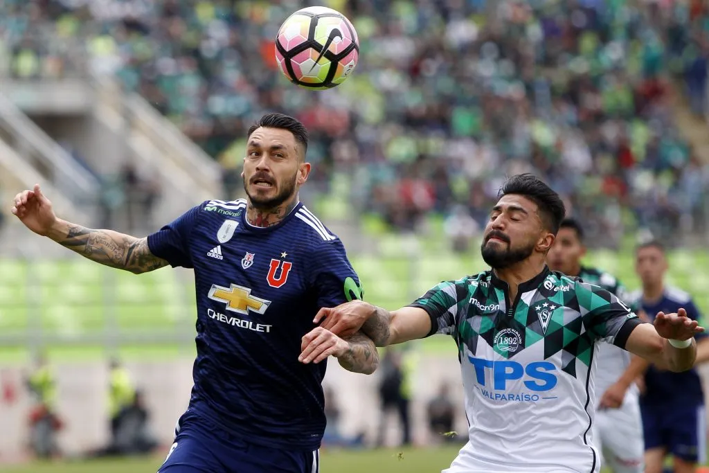Andrés Robles marca a Mauricio Pinilla en un partido entre Wanderers y la U de Chile. (Ramon Monroy/Photosport).