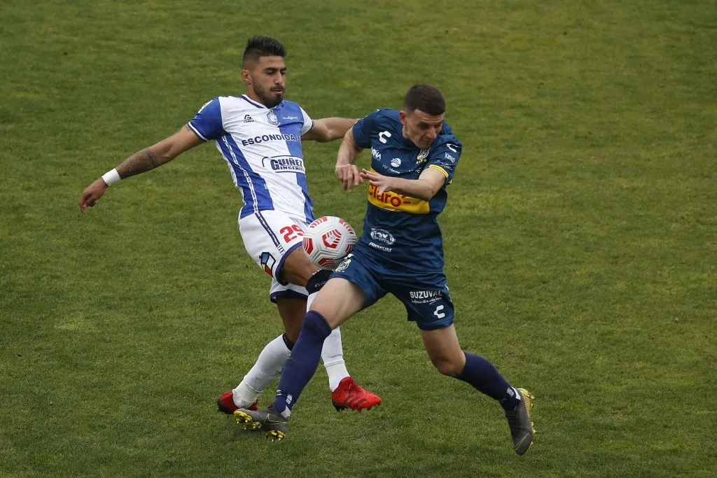 Andrés Robles en acción ante Everton. (Raul Zamora/Photosport).