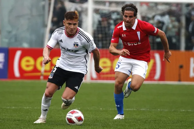Leonardo Gil lucha un balón con Clemente Montes. (Javier Salvo/Photosport).