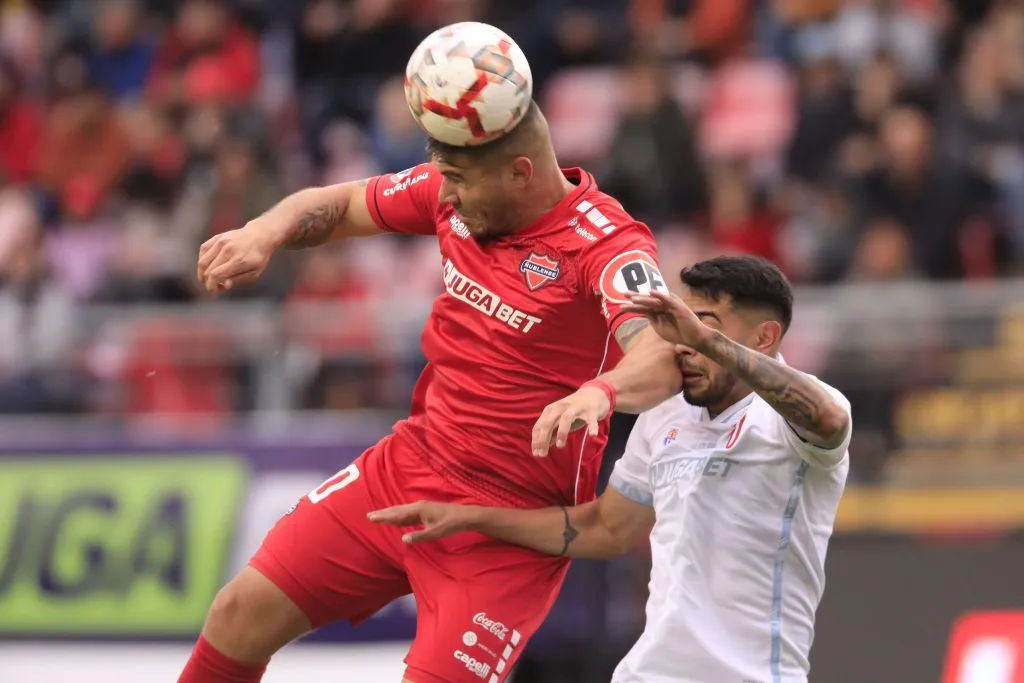 Ema Ojeda ante Graciani en la gran victoria de la U sobre Ñublense. (Marco Vazquez/Photosport).