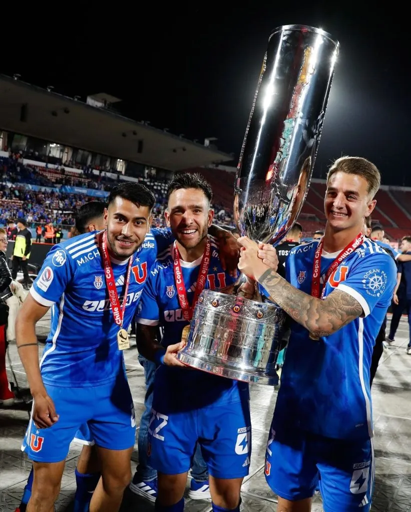 Emmanuel Ojeda celebra la Supercopa junto a Zaldivia y Calderón. (Foto: Universidad de Chile).