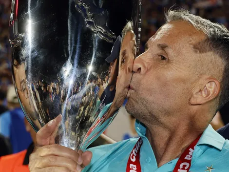 Gustavo Álvarez terminó empapado tras su primer título en la U