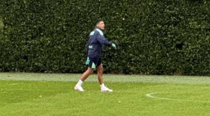 La imagen de Tuttoudinese con Alexis entrenando dentro de la cancha
