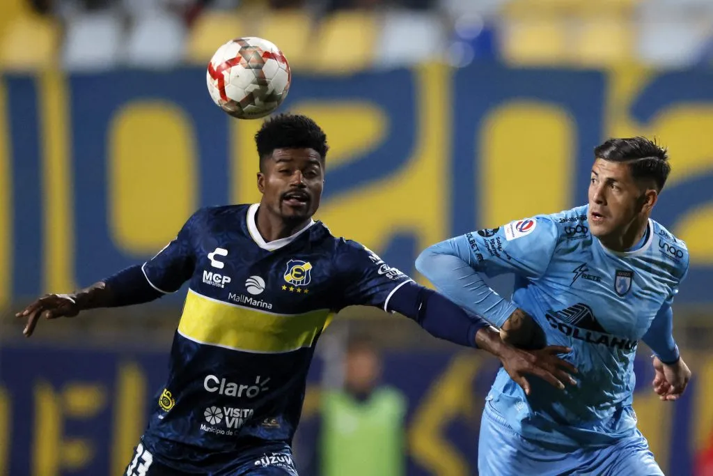 Eduardo Bauermann marca a Steffan Pino, el espigado atacante de Deportes Iquique. (Andrés Piña/Photopsort).