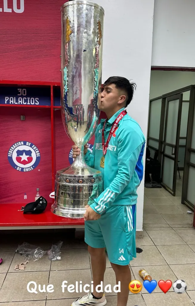 Marcelo Morales se despide de Universidad de Chile con un título.