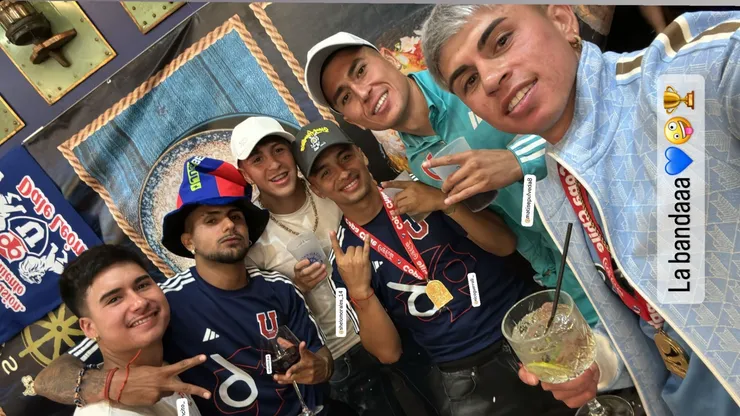 Los jugadores de U de Chile tuvieorn una fiesta de campeones.