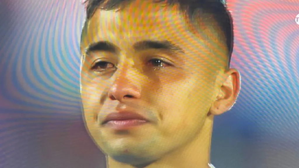 Nicolás Guerra no pudo contener las lágrimas tras ser campeón con la U después de casi salir a mitad de año. Foto: TNT Sports.