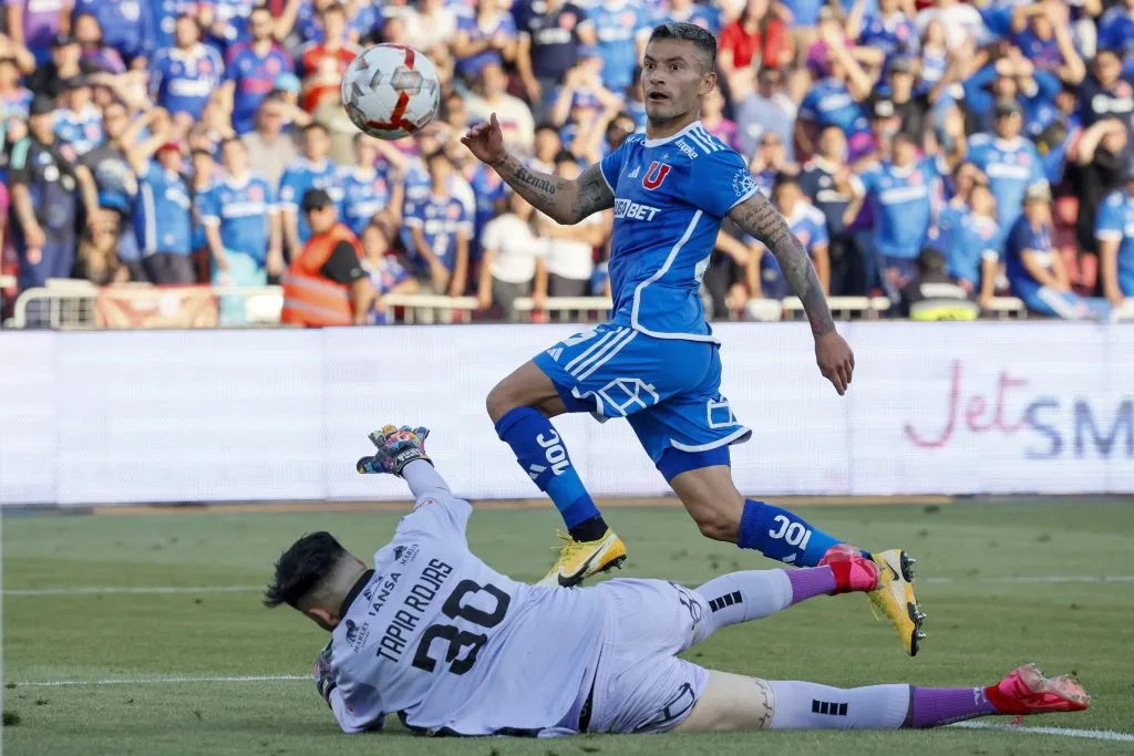Así fue la genial definición de Charles Aránguiz vs. Ñublense. (Andres Pina/Photosport).