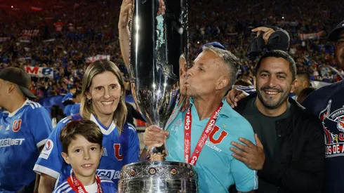 Gustavo Álvarez festeja la Copa Chile junto a su familia.
