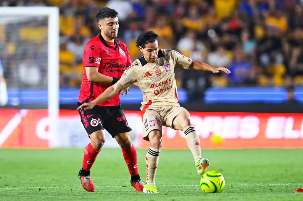 Nicolás Díaz marca a Diego Laínez en México. (Foto: Imago).