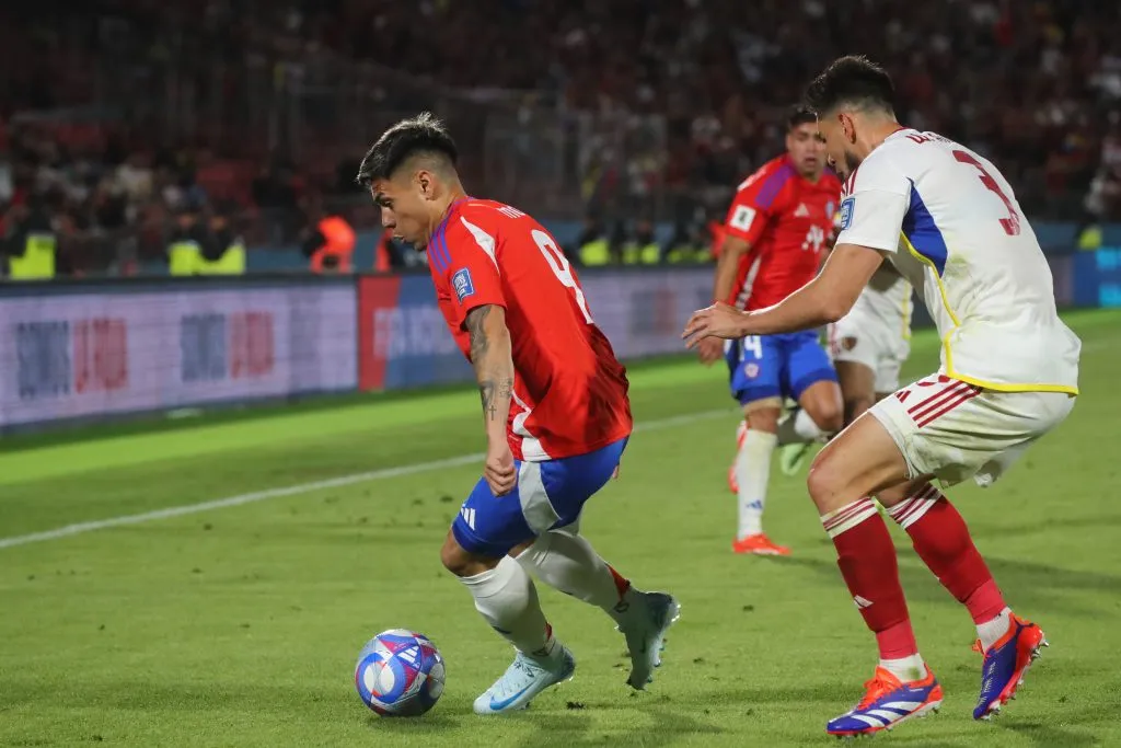 Felipe Mora en acción ante Venezuela. (Jonnathan Oyarzun/Photosport).