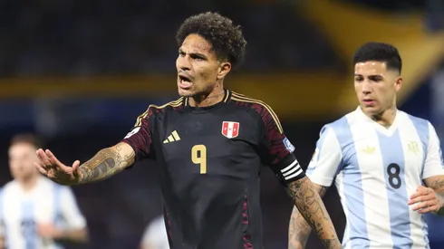 Paolo Guerrero alegó por faltas a Lionel Messi.