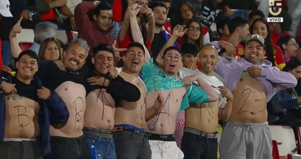 La particular barra de Brayan Cortés con el Rey del Mambo: El Forest. Foto: Chilevisión.