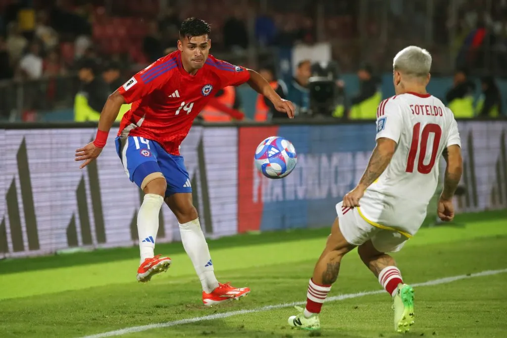 Fabián Hormazábal tuvo un gran duelo con Soteldo en la Roja. Foto: Jonnathan Oyarzun/Photosport